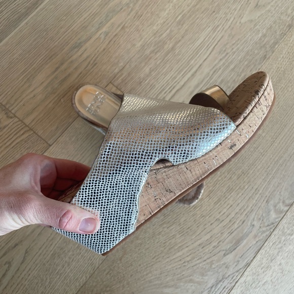 New Donald J. Pliner gold Gyer Wedge Sandals - Picture 6 of 9